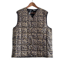 Carica l&#39;immagine nel visualizzatore di Gallery, TAION 001 DOWN VEST V NECK - BOTTON
